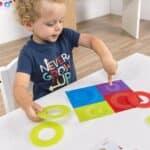 Niño jugando con los anillos translúcidos de texturas con plantillas