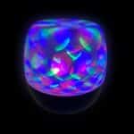 Cúpula sensorial de luces de colores LED encendida sobre fondo negro