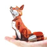 Mini puzzle 3D móvil de un zorro rojo apoyado en la palma de una mano.