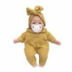 Muñeca Bobble mostaza de 26 cm con chupete puesto