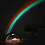 Proyector arcoíris relajante de luces led encendido en una habitación a oscuras