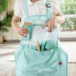 Niña con el delantal y los productos del Conjunto de peluquería súper elegante