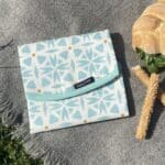 Envoltorio portalimentos reutilizable mosaico cerrado y vacío con comida al lado