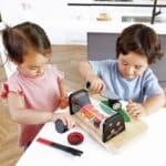 Niño y niña jugando con el set de Hoy comemos sushi