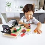 Niño jugando con Hoy comemos sushi en una cocina