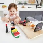 Niña cortando una pieza de sushi de Hoy comemos sushi