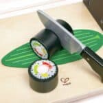 Detalle de piezas de sushi con velcro y un cuchillo que viene incluido en Hoy comemos sushi