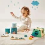 Niña jugando con la Janod Box, set de 4 juguetes a partir de 12 meses