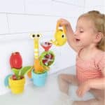Niña en la bañera jugando con Jardín en la bañera, set de 2 juguetes para el agua