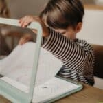 Niño abriendo la Kidydraw, tableta luminosa reversible para dibujar