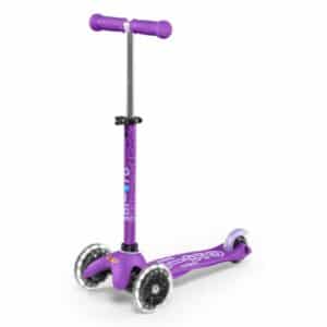 Patinete Mini Micro Deluxe LED lila visto de frente diagonal