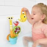 Niña jugando en la bañera con el Sube sube caracol, juguete para la bañera