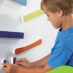 Niño jugando con el Tumble Trax, circuito magnético de canicas