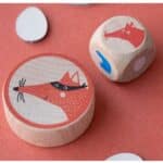 Detalle de dado y fichas de Cluck, cluck! The fox! versión mini, juego cooperativo
