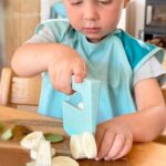 imagen de un niño usando el Cuchillo seguro KLYV verde menta - SKÅGFÄ