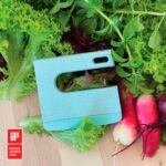 imagen de Cuchillo seguro KLYV verde menta - SKÅGFÄ sobre verduras