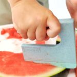 Cuchillo de autonomía seguro a partir de 2 años para cortar frutas como la sandía de la foto