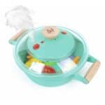 Juego de cocina Little chef, olla con vapor sobre fondo blanco