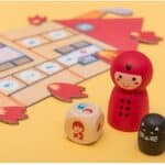 Piezas y dado de Save the cat pocket game, juego cooperativo