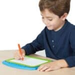 Niño utilizando la Bandeja con punzón de preescritura, set de 4