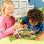 Niño y niña jugando con el Pack de 4 herramientas para juego sensorial
