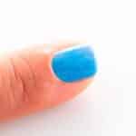 imagen de uña pintada con el pintauñas azul del Pack de 3 pintauñas Aurora Boreal