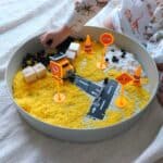imagen de juego con la Bandeja redonda sensorial con compartimentos Play Tray verde
