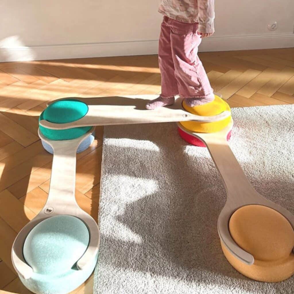 Peque haciendo equilibrios sobre las Tablas de equilibrio Lulo para Stapelstein