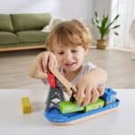 Niño jugando con el Buque de carga y grúa con gancho magnético