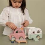 Niña jugando con el Coche y caravana vintage de madera Little Dutch