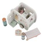 Caravana vintage de madera Little Dutch con el techo abierto