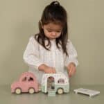 Niña montando el Coche y caravana vintage de madera Little Dutch