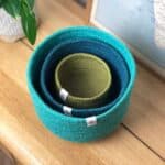 Conjunto de 3 cestos altos de yute Océano, uno dentro de otro sobre una mesa