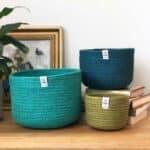 Conjunto de 3 cestos altos de yute Océano colocados en una mesa