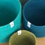 Detalle de los colores del Conjunto de 3 cestos altos de yute Océano