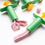 Detalle de las 6 mini extrusoras para plastilina, con forma de fideos y estrella