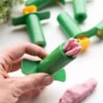 6 mini extrusoras para plastilina, detalle de la que saca en forma de fideos