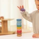 Niño haciendo una torre con los Bloques de construcción de corcho Korko Nature's Rainbow