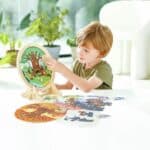 Niño montando uno de los Puzzles de las 4 estaciones con soporte