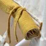 Detalle de la ventana del Tipi colección Bobble beige y mostaza
