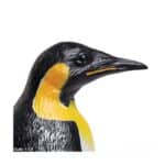 Detalle de la figura realista de un pingüino emperador con cría de mundo Safari