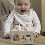 Bebé jugando con el Pop up animales Pequeña granja de Little Dutch