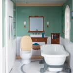 Detalle del baño de la Casa de muñecas de madera con muebles Villa en la ciudad