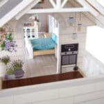 Detalle de la planta baja de la Casa de muñecas de madera con muebles Villa en la ciudad