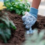 imagen de un niño con los Guantes de jardín Forest Friends de Little Dutch