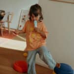 Niña cantando con el Altavoz karaoke portátil con dos micrófonos Kidykaraoke