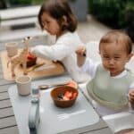 un niño y una niña utilizando los Mantel de aprendizaje de silicona