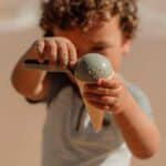 imagen de un niños jugando con el Set de moldes de helados de Little Dutch