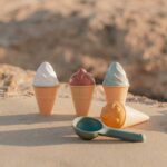 imagen del Set de moldes de helados de Little Dutch en la playa