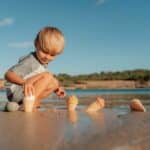 imagen de un niño jugando con los juguetes de playa